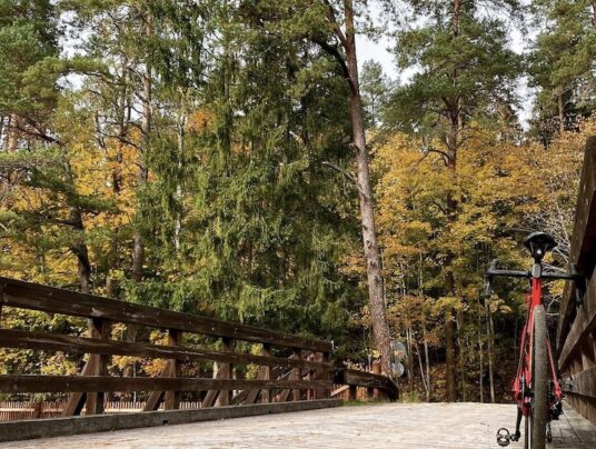 Rowerowe wycieczki po Suwalszczyźnie, zdjęcie: gravel - rower - wiadomości z SIRVIS - jezioro Serwy - Suwalszczyzna